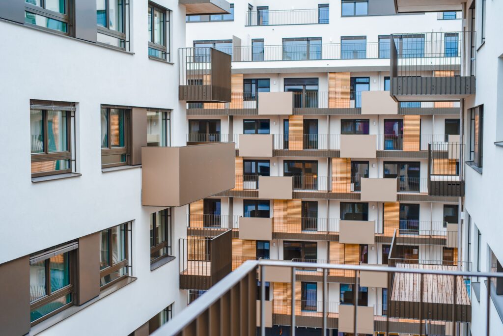 Wohnungsbaugesellschaft mit vielen Fenstern